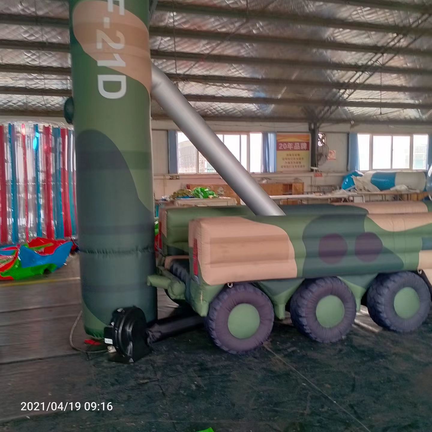 浚县军事演习中的充气目标车辆：模拟发射车雷达车坦克飞机